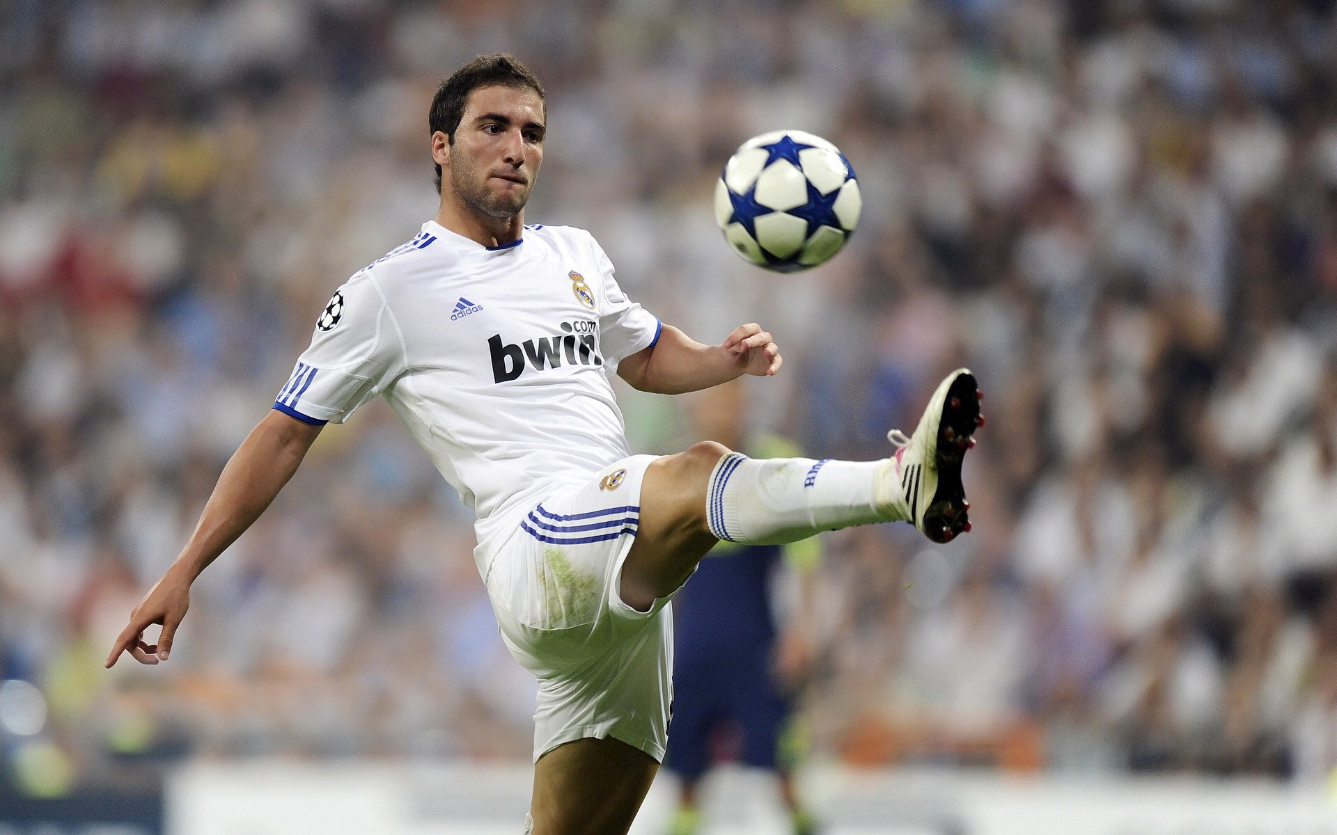 西甲国家德比之外,国际米兰在欧洲赛场碾压冰岛劲旅,足球世界的多元较量